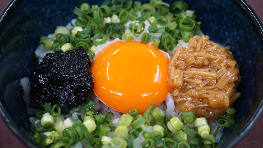 【朝食】卵かけご飯を自分なりにアレンジ♪　※具材は日替わりです。