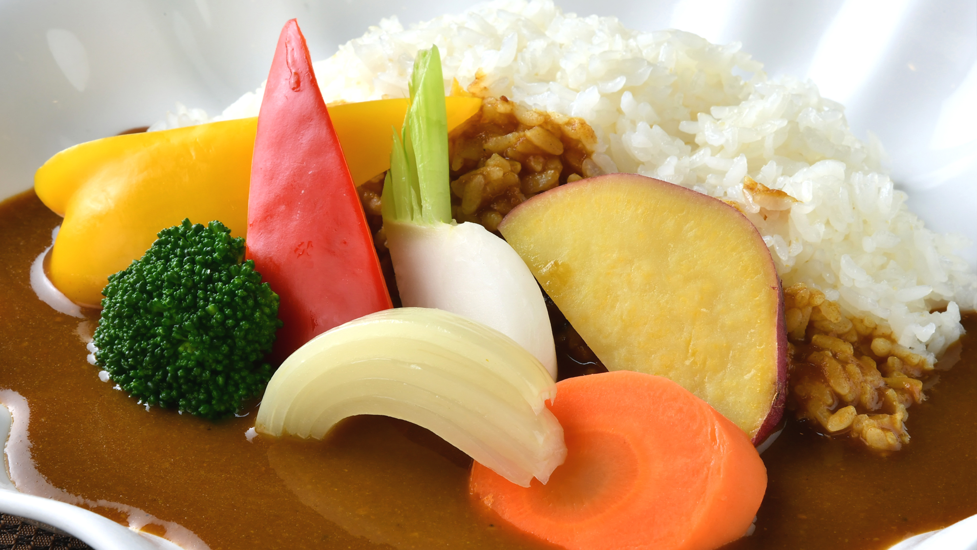 【朝食】朝カレーで1日のパワーチャージ！温野菜をトッピングに。