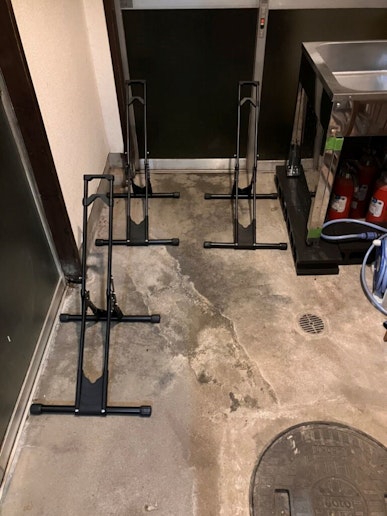 自転車ラックを土間に3台分置いています。壁に立て掛ければ、合計6〜7台ぐらいのサイクリンググル...