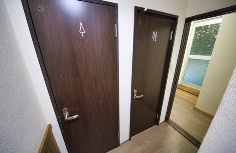 トイレは1階に2か所、2階に1か所設けています。写真は1階のトイレ前です。