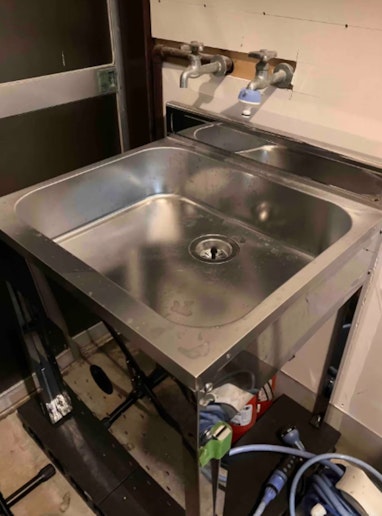 土間のガーデンシンクです。自転車を洗ったり、魚を洗ったりに利用してください