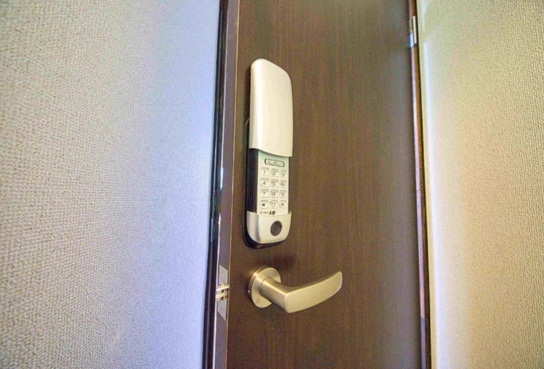 全室ドアはナンバーロック式です。 ご自身で、独自のナンバーも設定可能
