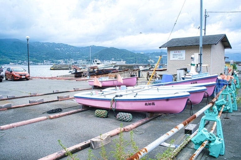 網代の風からも近い貸しボートの亮知丸さん。