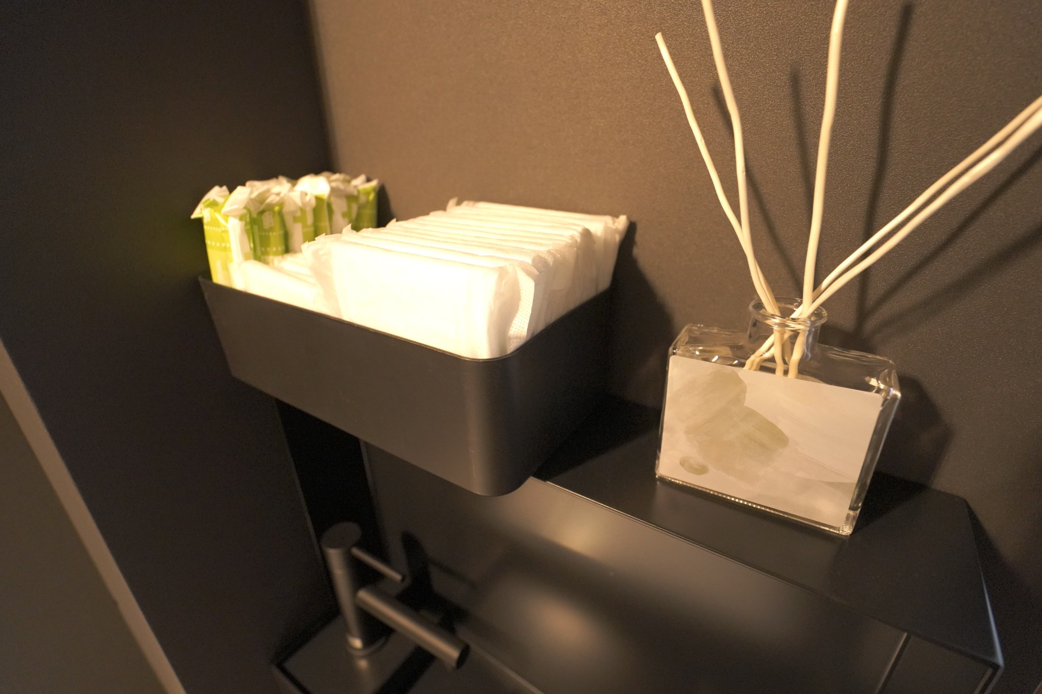 サニタリーグッズのご用意。女性の急なトラブルもご安心ください。