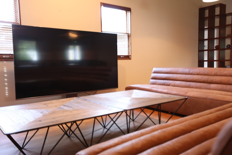 100インチの大画面テレビ