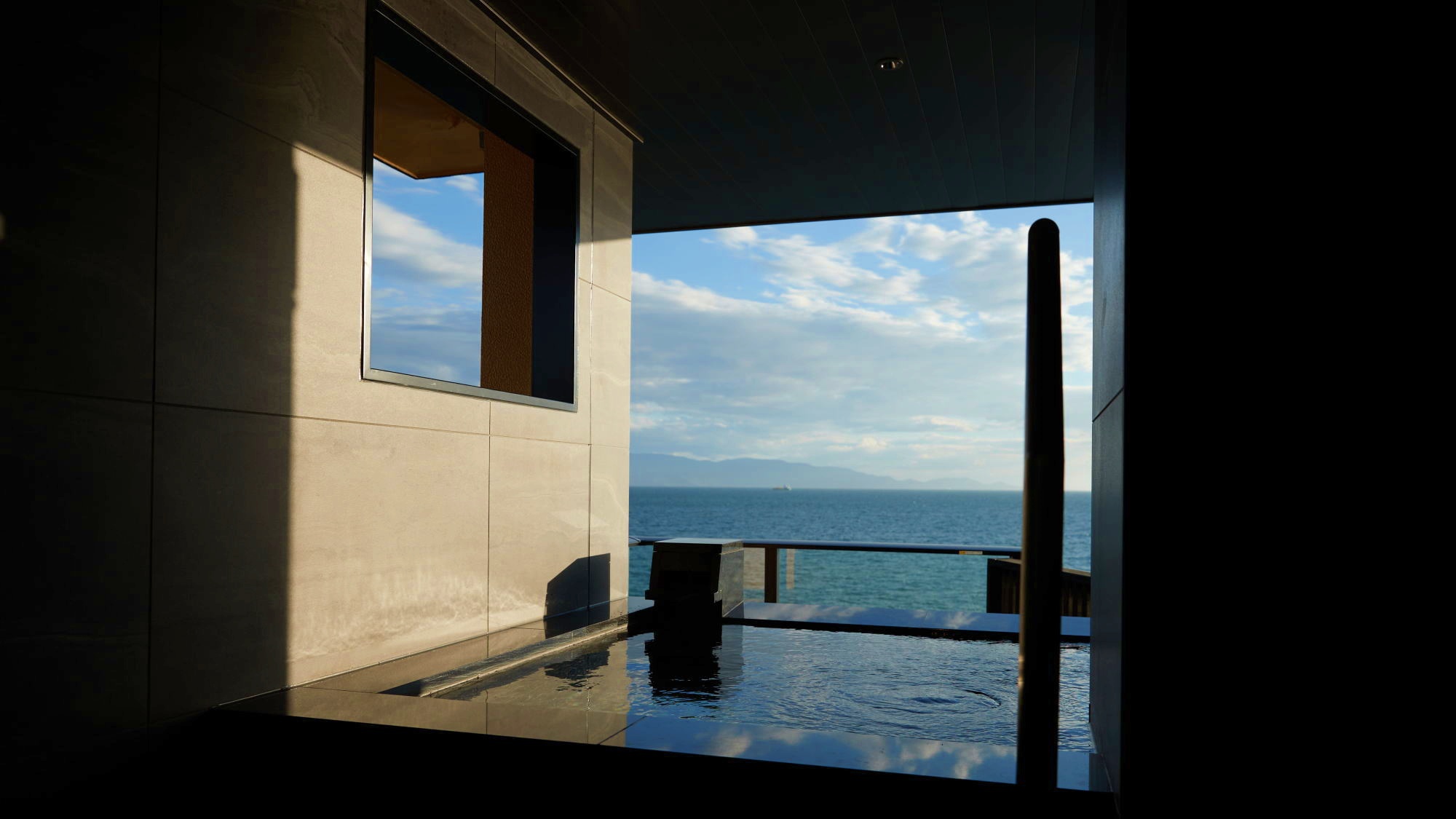 <絶景海側/夕凪フロア>【青藍】 露天風呂からは瀬戸内海の眺望を楽しむことが可能です