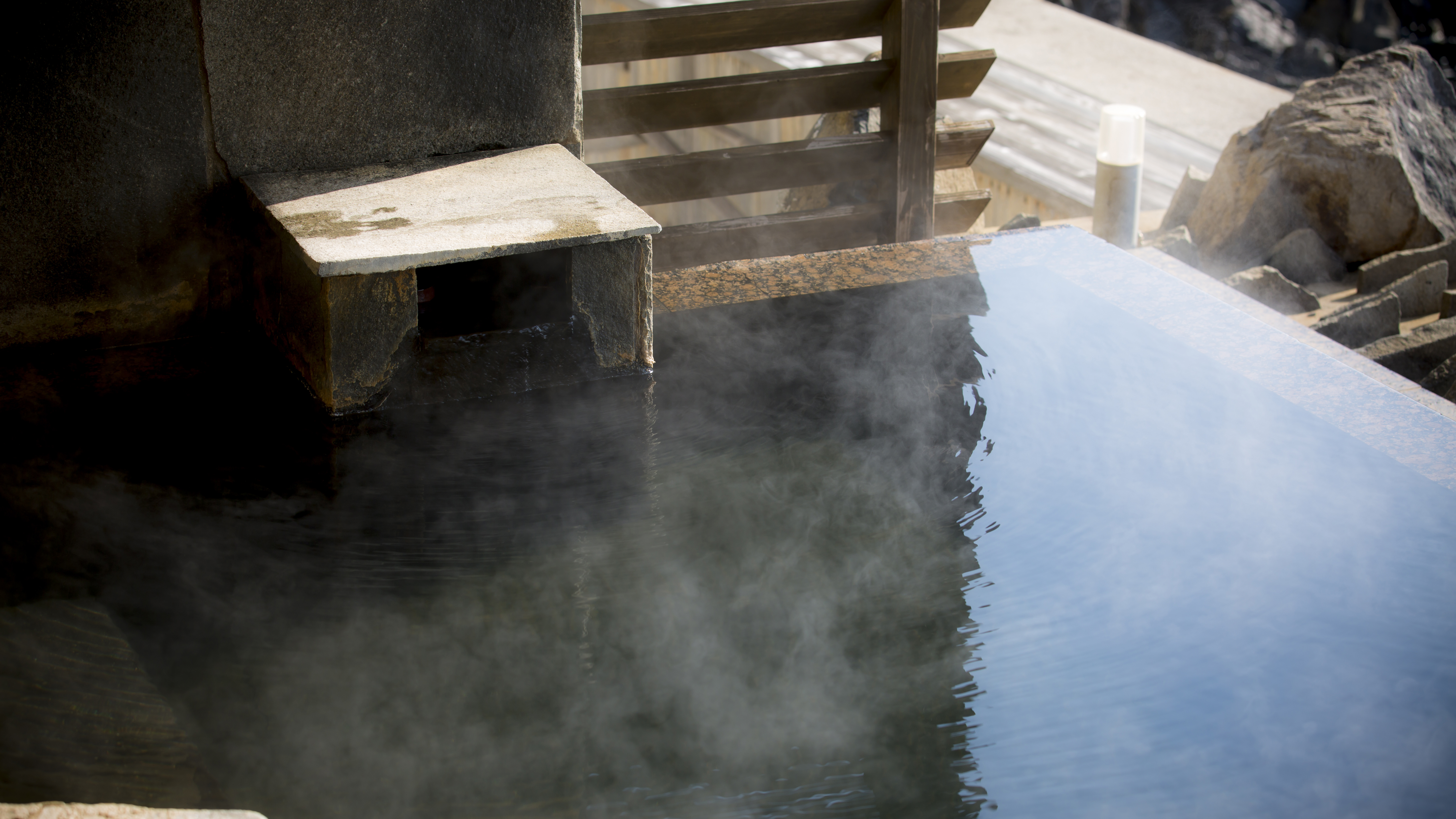 【岩海の湯】別名「よみがえりの湯」とも言われる赤穂温泉を源泉100%でお楽しみいただけます。