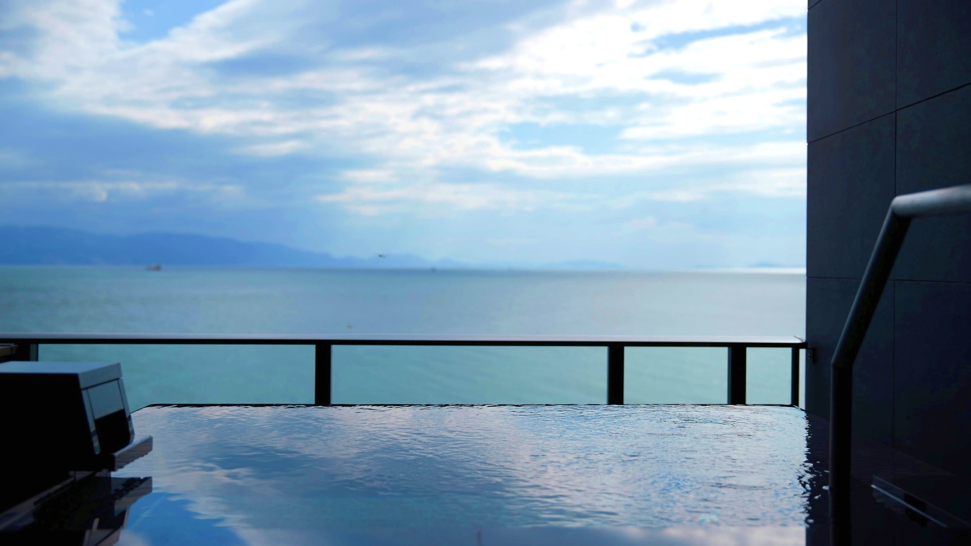 <絶景海側/天空フロア>【藍】 お部屋の露天風呂から瀬戸内海の絶景をご堪能いただけます。
