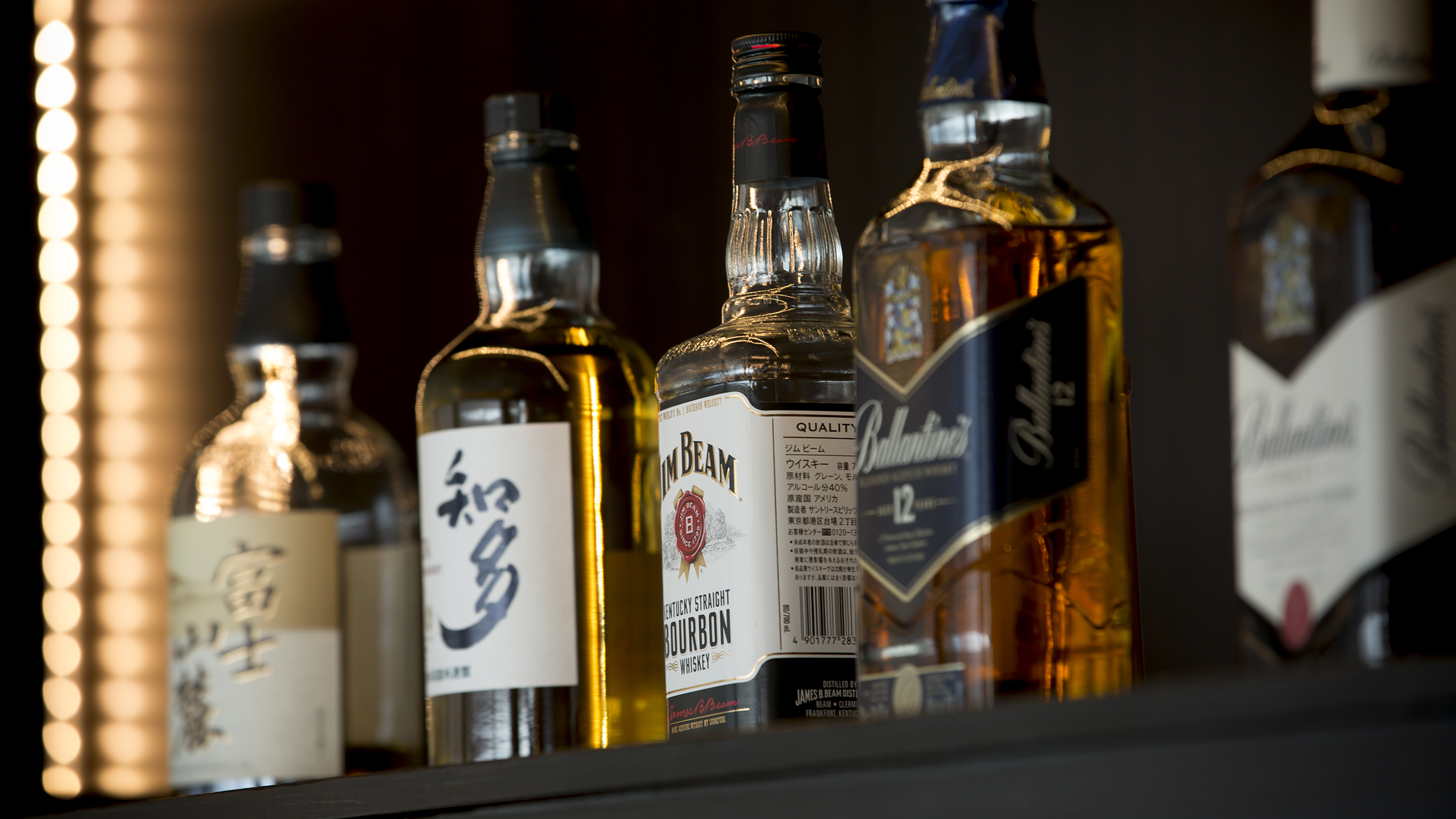 【カフェ・バー】瀬戸内海の夜を愉しむアルコールも種類豊富に揃えています。