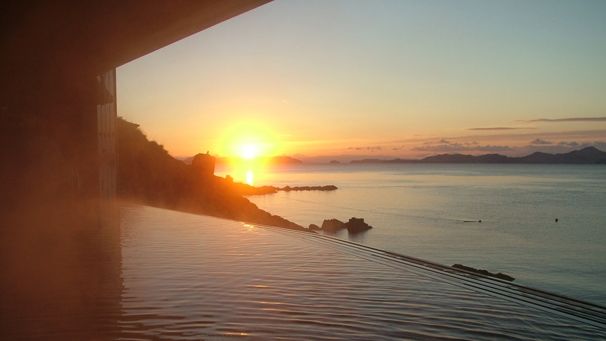 【天海の湯】露天風呂からの朝日。自然の雄大さに圧倒される瞬間です。