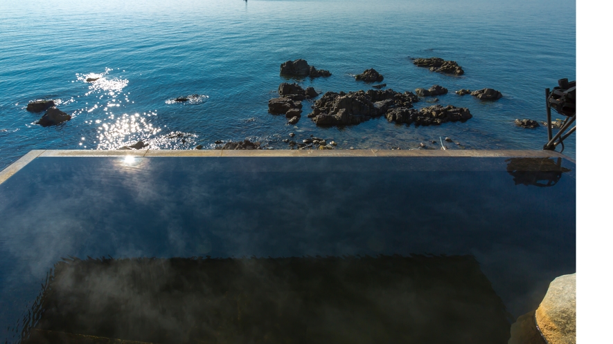 【天海の湯】瀬戸内海を目の前に感じる露天風呂は多くのお客様にお喜びいただいております。