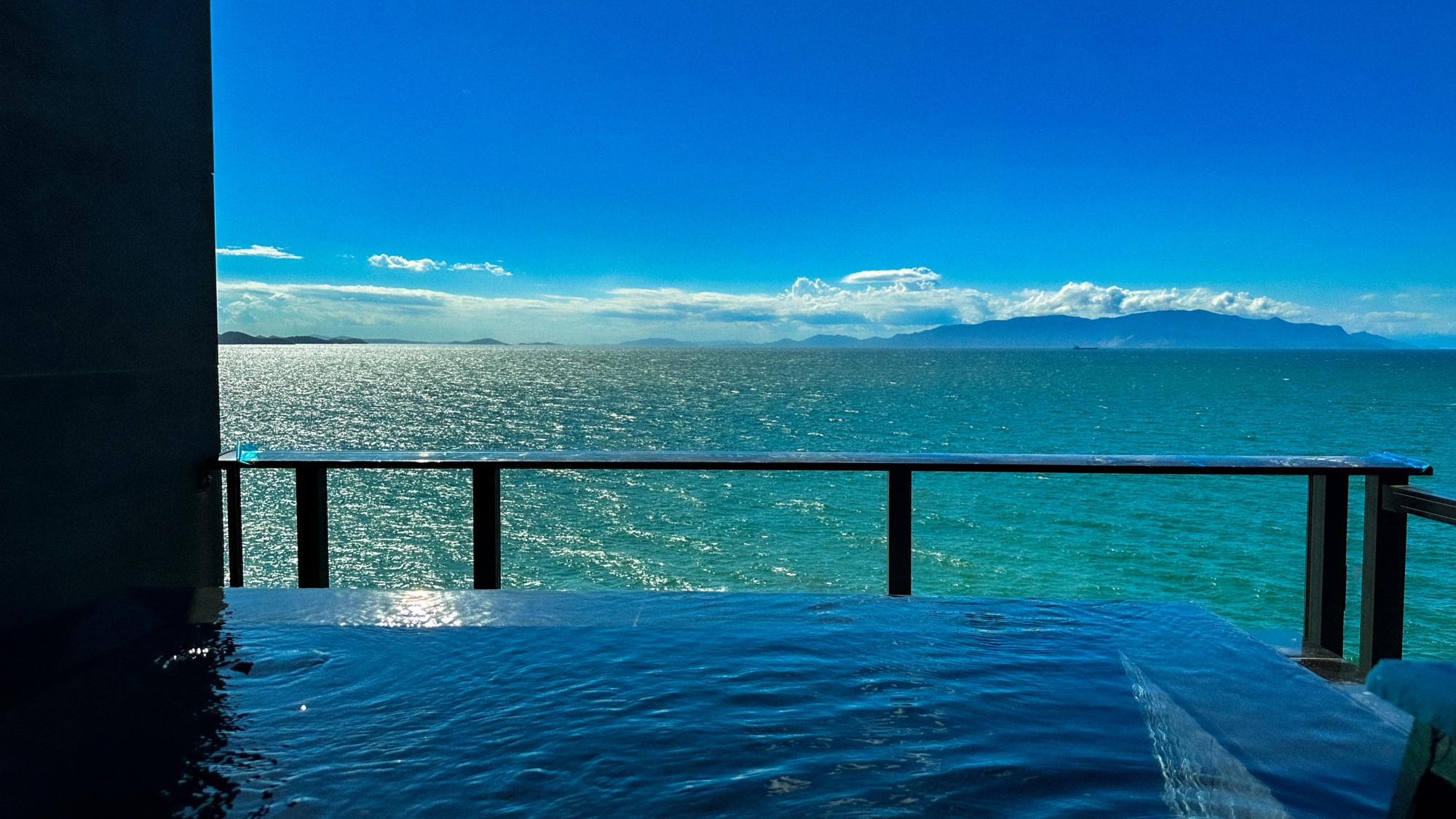 <絶景海側/天空フロア>【茜】 お部屋の露天風呂から瀬戸内海の絶景をご堪能いただけます。