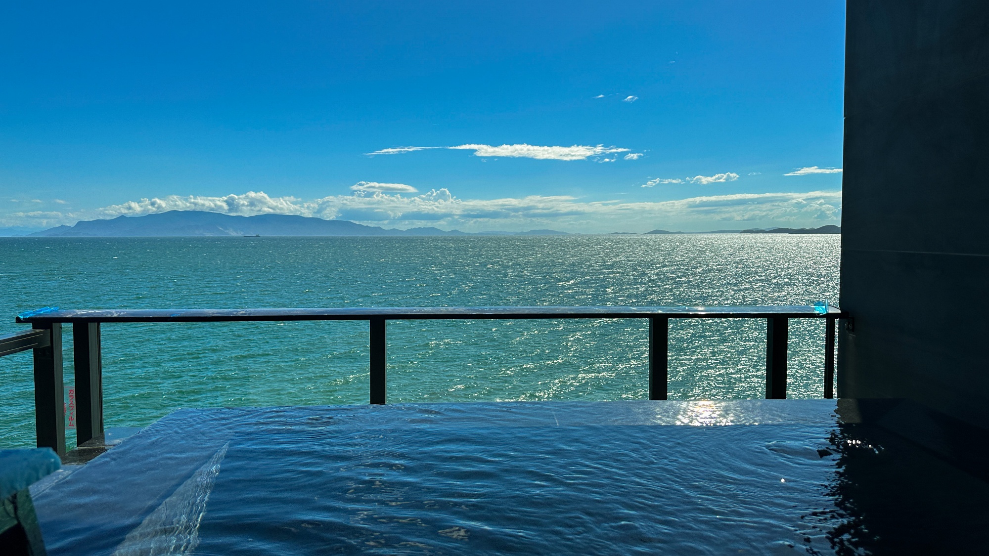 <絶景海側/天空フロア>【藍】 お部屋の露天風呂から瀬戸内海の絶景をご堪能いただけます