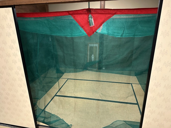 夏場は蚊帳で対応