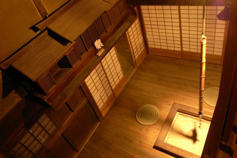 二階から囲炉裏のお部屋は見えます