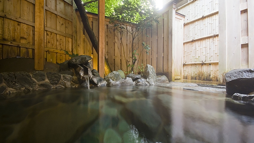 貸切露天風呂　昼の雰囲気