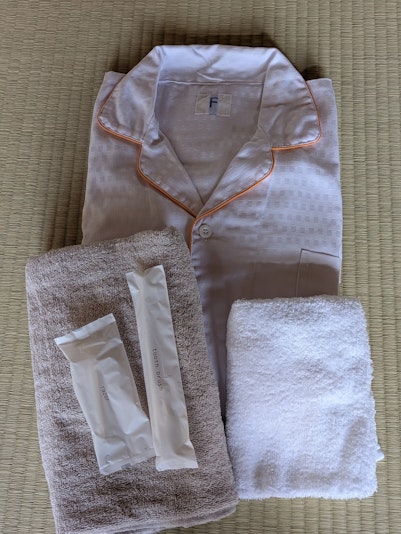 寝間着・タオル・歯ブラシ