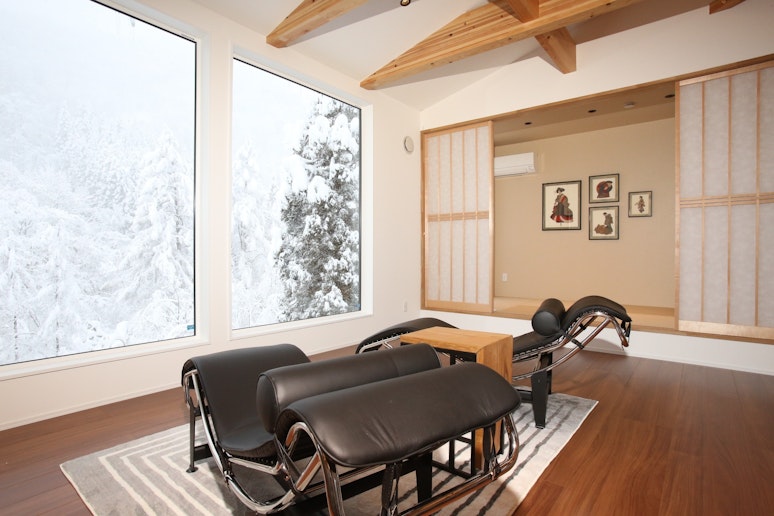 Relaxing area with a Japanese tatame room area