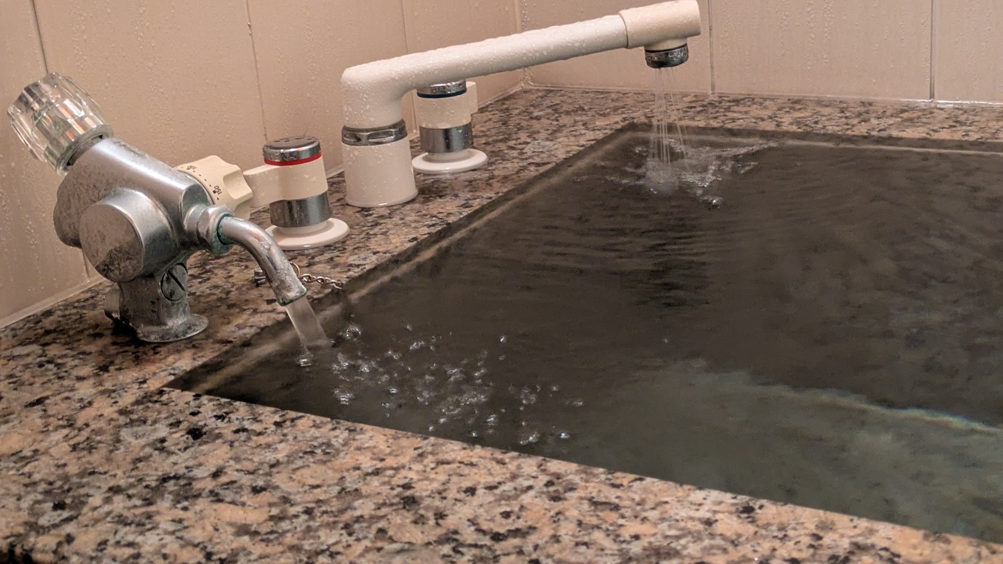 箱根湯本温泉の須雲川温泉が源泉かけ流しで堪能できます。