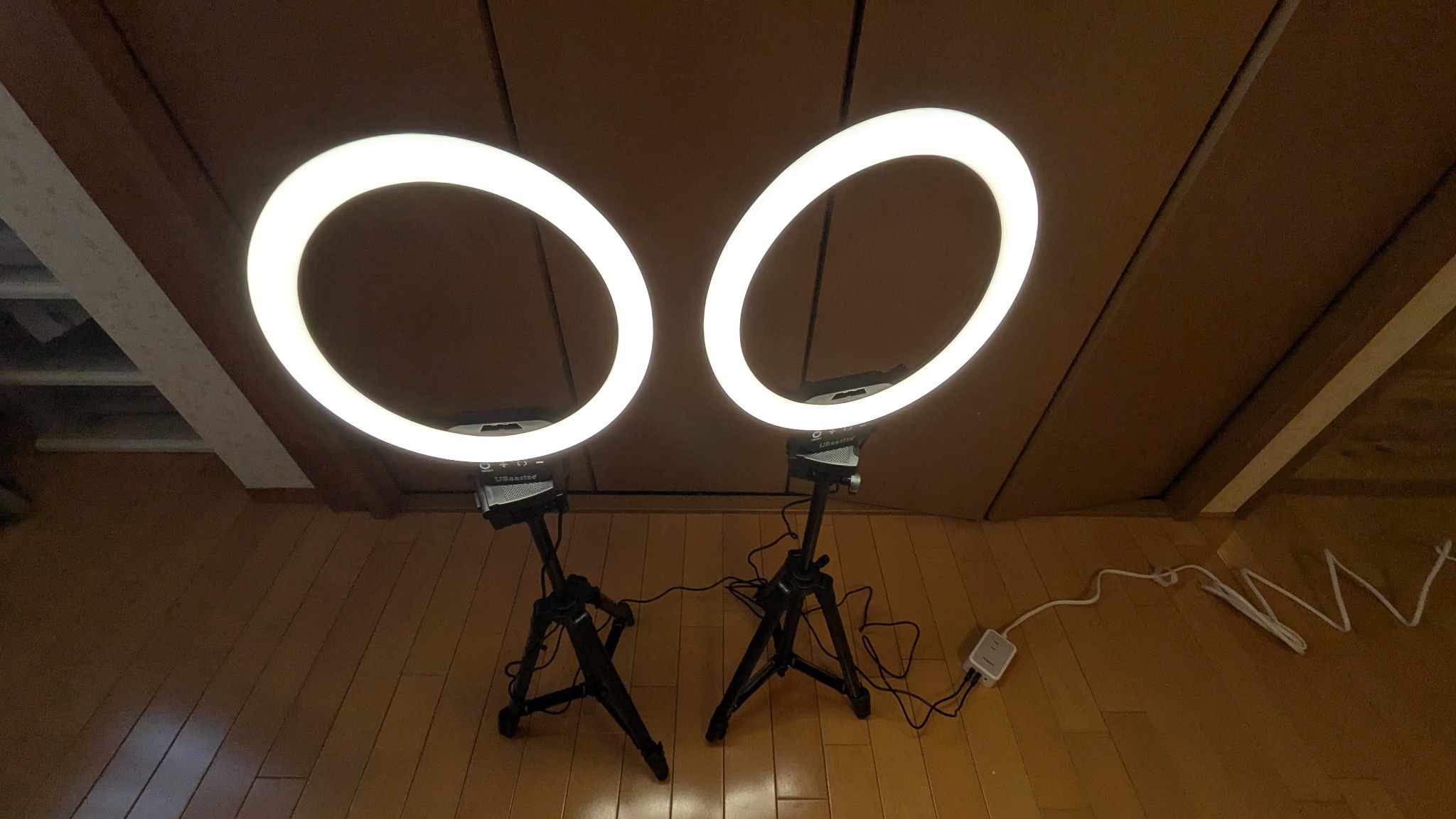 撮影時には照明器具をご利用ください。