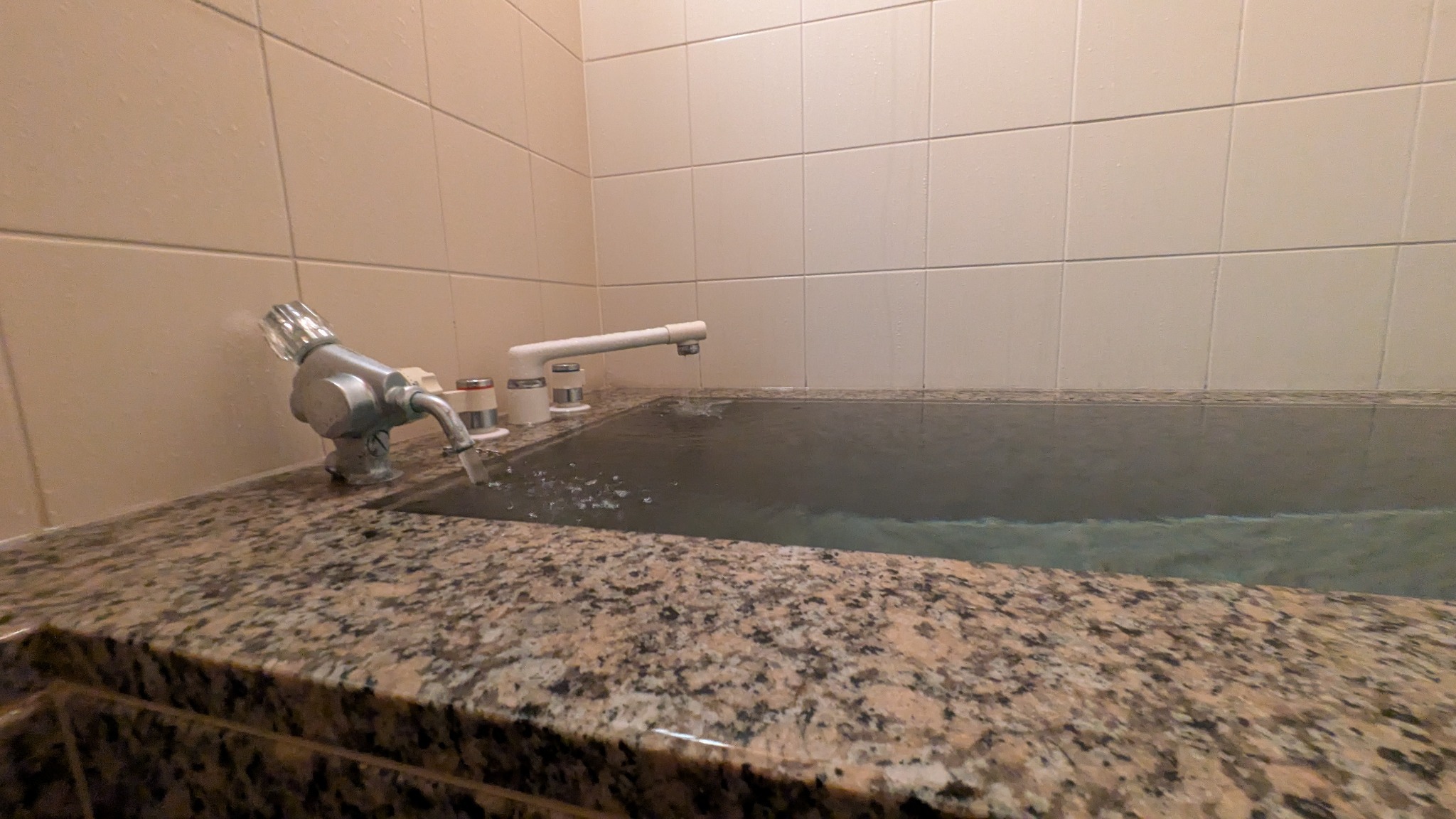 源泉は熱いのでご注意ください。