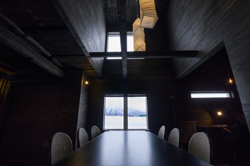 ダイニングから景色を眺める