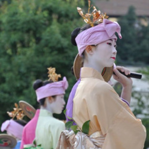 【祇園祭】およそ1100年前、疫病退散のために祇園御霊会を行ったのがはじまりと伝えられています。