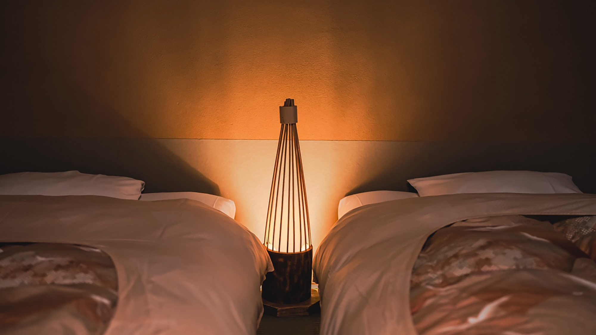 【スタンダード和室　バス付】柔らかな灯りが心を解く、和の空間。