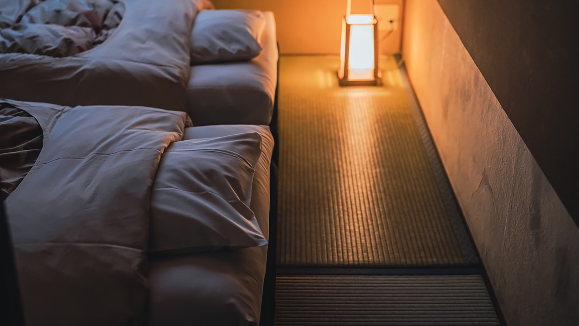 【スタンダード和室　バス付】上質な灯りと静寂が満ちる、和のくつろぎ空間。