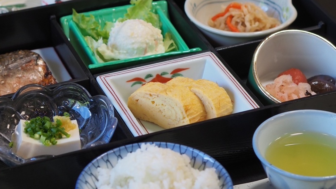 *【朝食一例】焼き魚や小鉢が彩る、一日の始まりに最適な朝ごはん