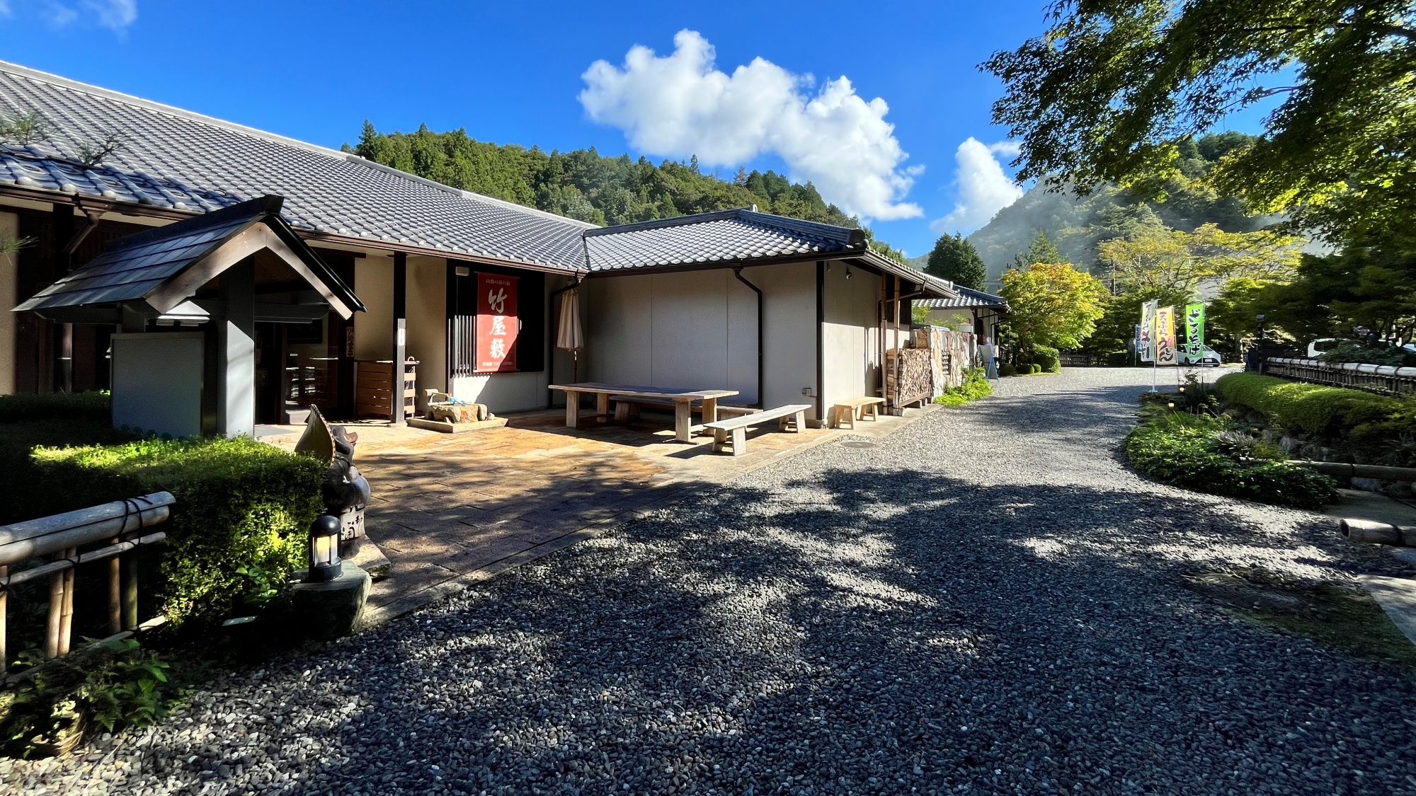 *【外観】四季折々の自然が彩る玄関先の景観