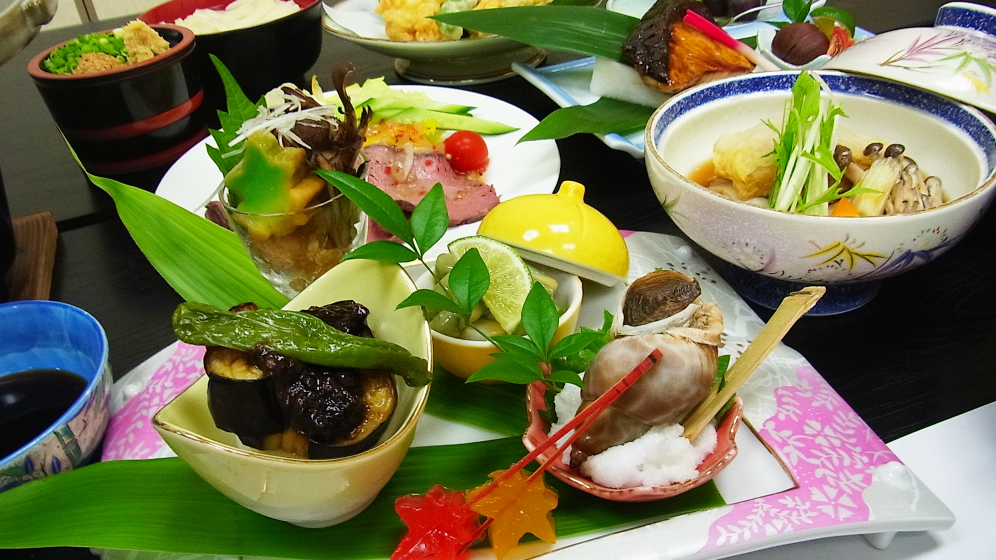 *【夕食一例】地元の食材、当館で獲れた食材や季節の旬の食材を使った郷土料理をお愉しみいただけます