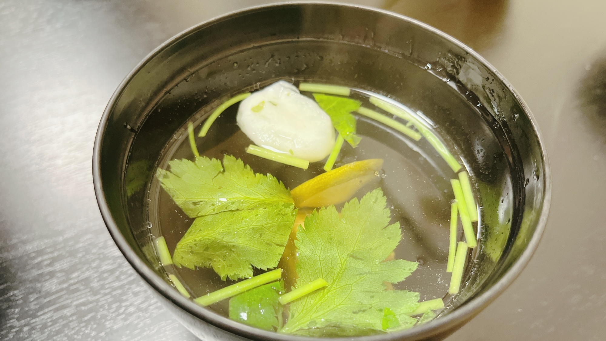 *【夕食一例】吸い物：出汁の香りが広がる、優しい味わいの一杯です