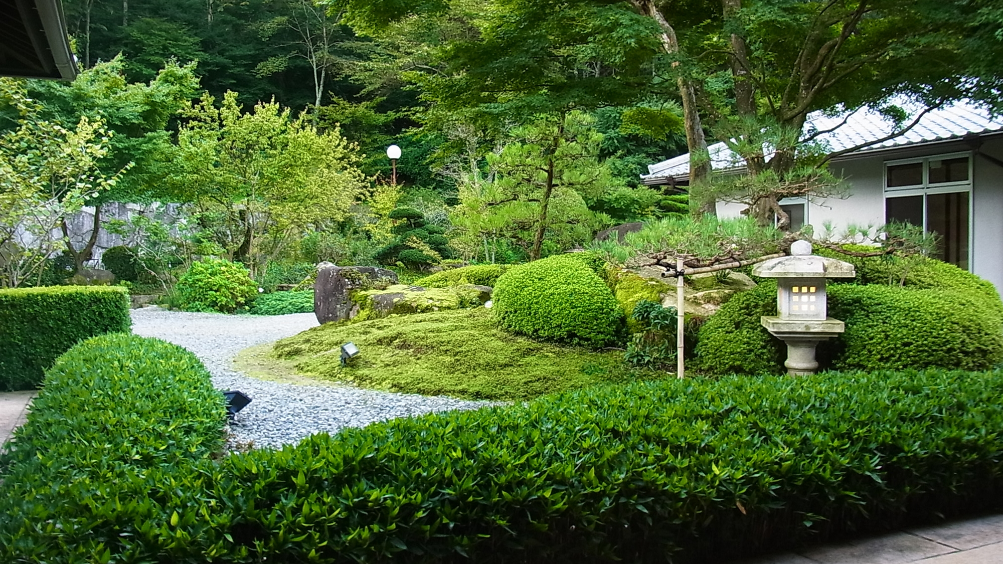 *【庭園】社長自ら手入れするお庭は本格的な日本庭園！！お越しの際にはぜひご覧ください♪
