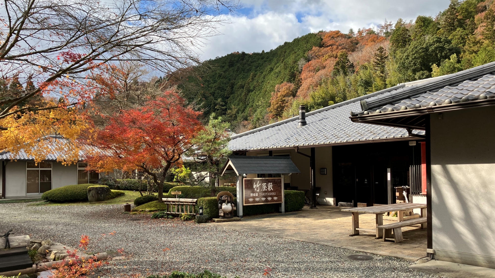 *【外観】紅葉時期の庭園をぜひお楽しみください。