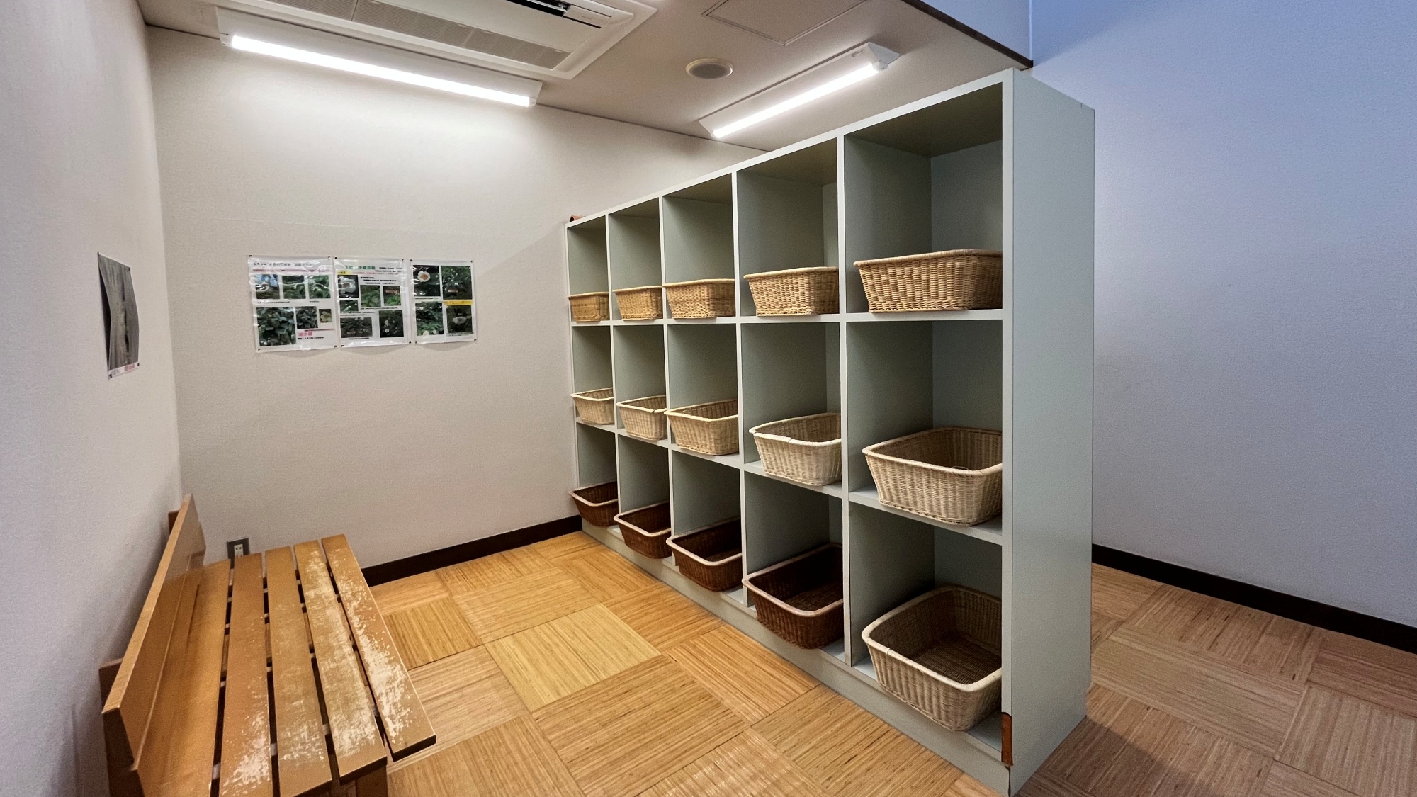 *【温泉大浴場】脱衣所/清潔感ある広々スペース