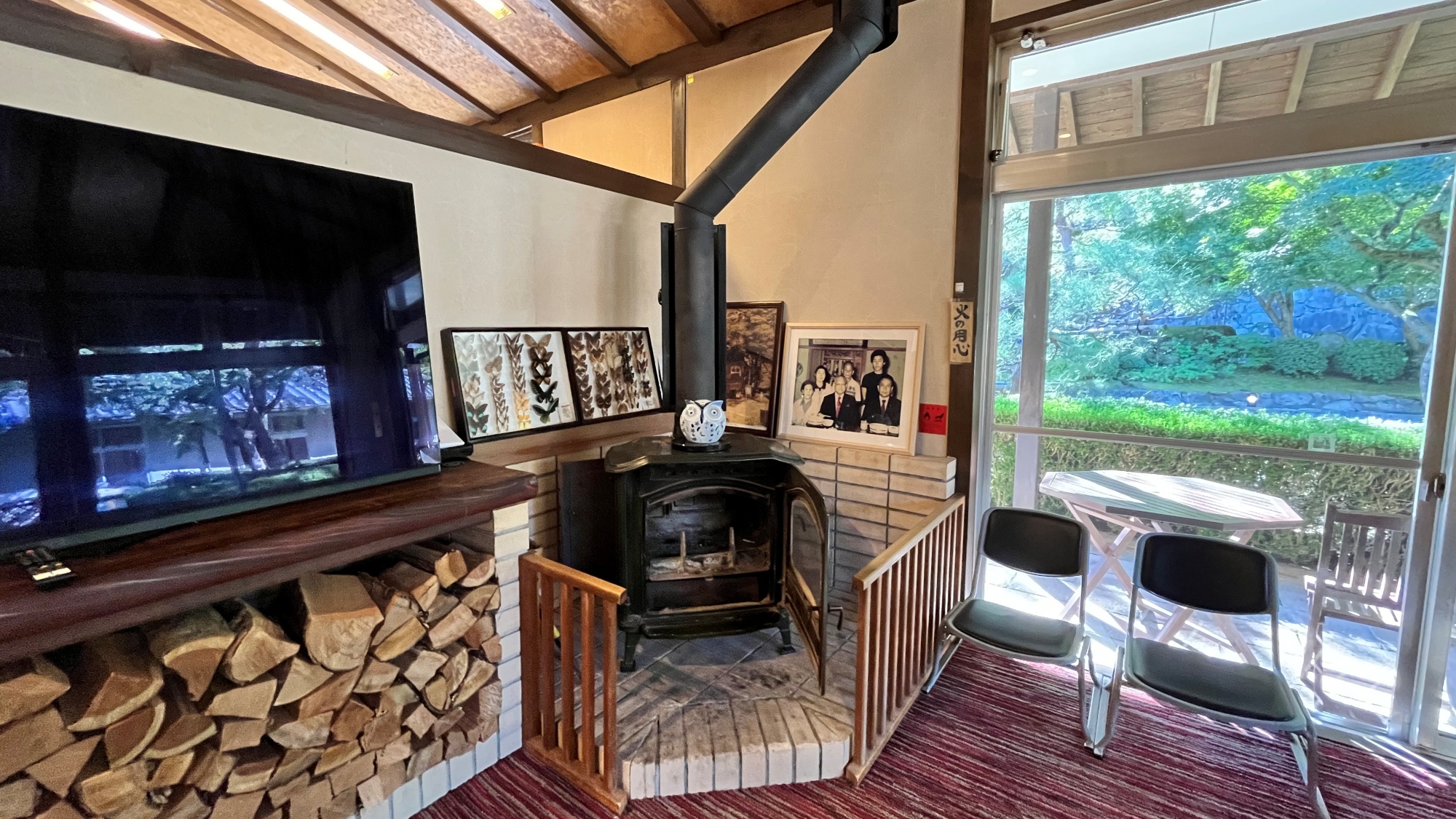 *【ロビー】薪ストーブの温もりに癒される寛ぎの空間