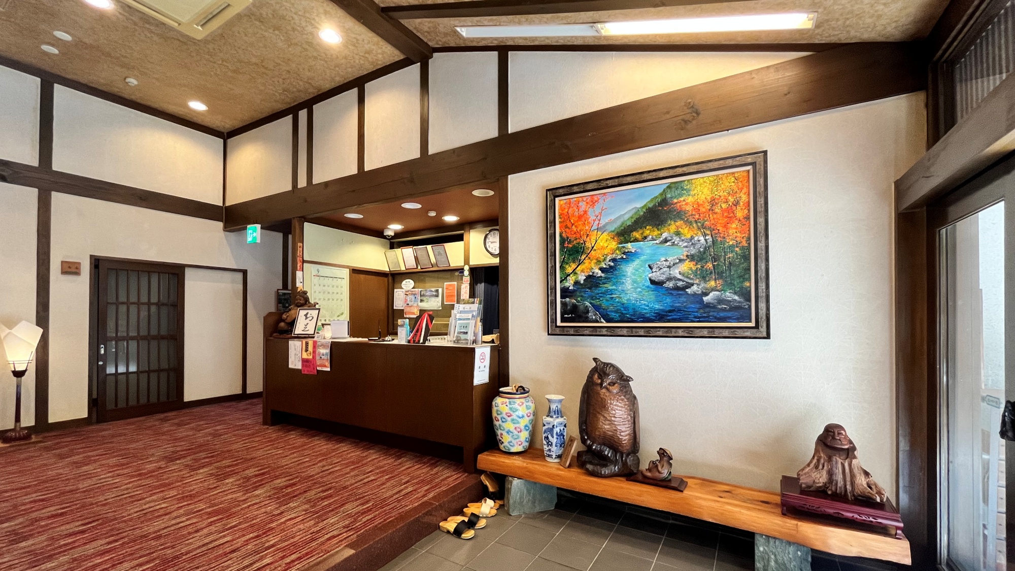 *【玄関・フロント】あたたかみあるフロントで皆様をお出迎え