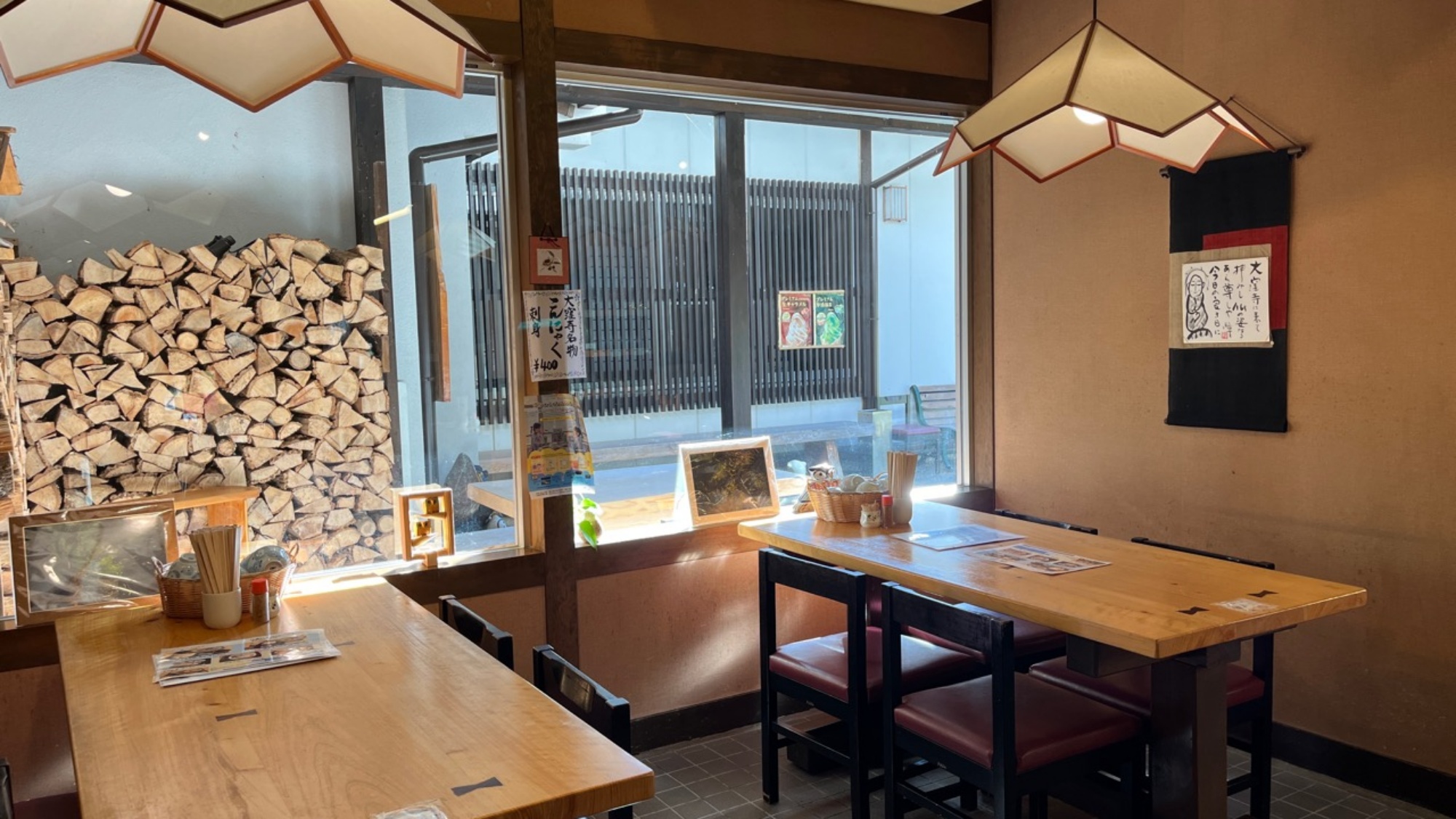 *【お食事処】木のぬくもりあふれる食事処で旬の味覚をお楽しみください