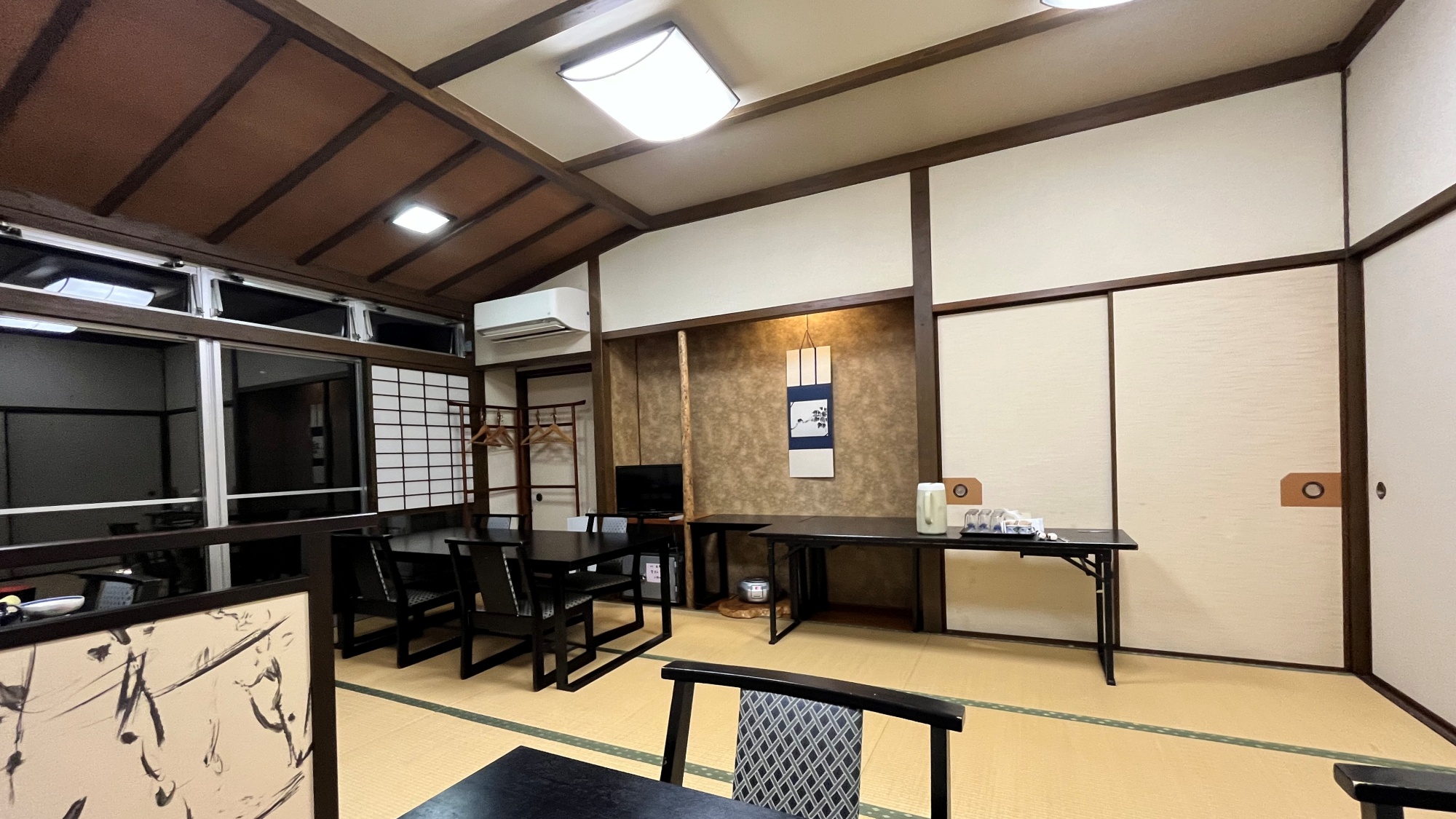 *【お食事処】和の趣ただよう広々としたお食事空間