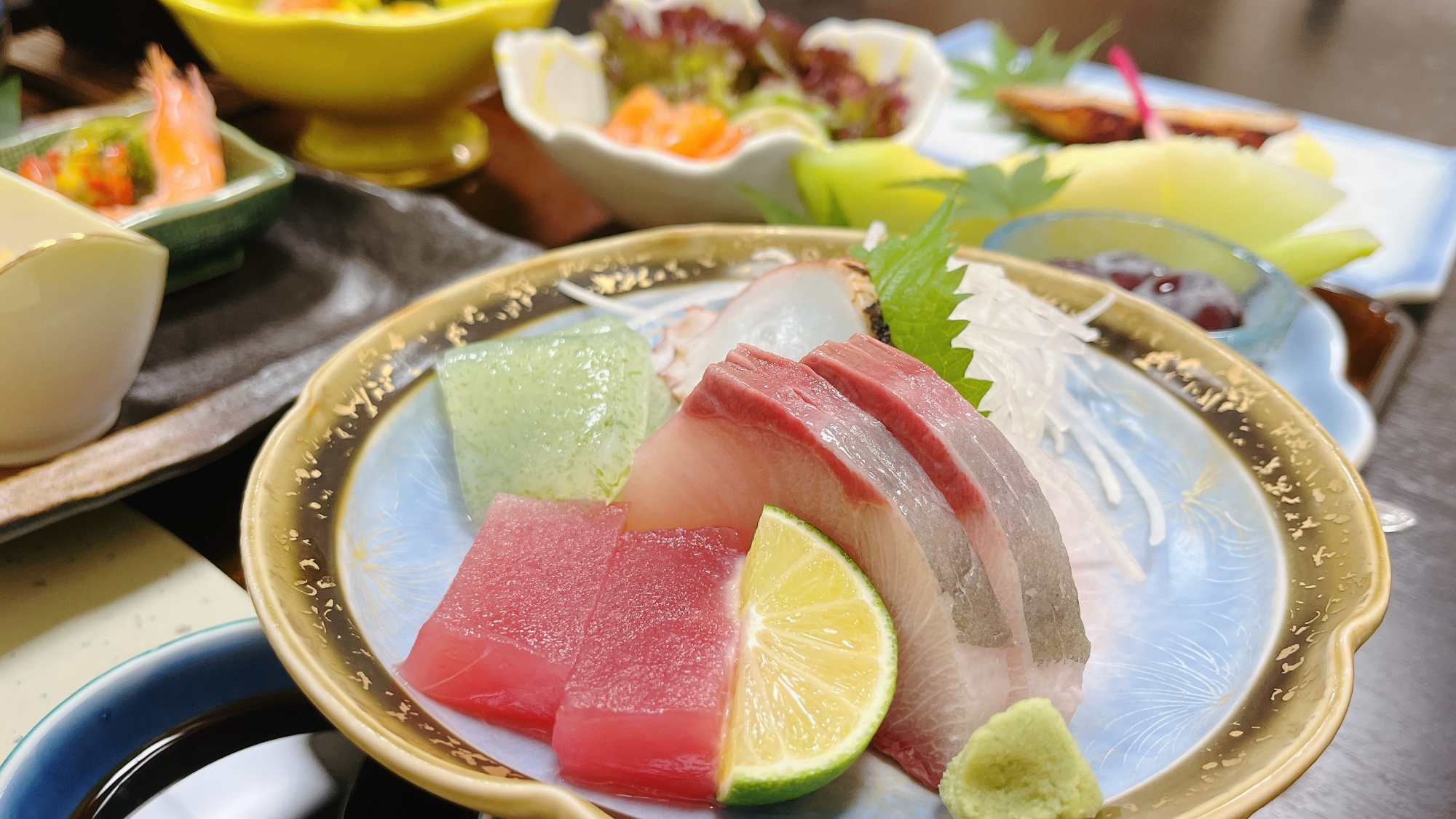 *【夕食一例】お造り：新鮮なお刺身の盛り合わせをご提供