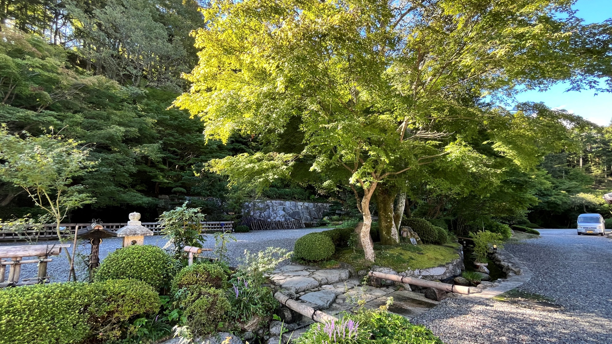 *【庭園】小川に架かる石橋が情緒豊かな景観を生み出します