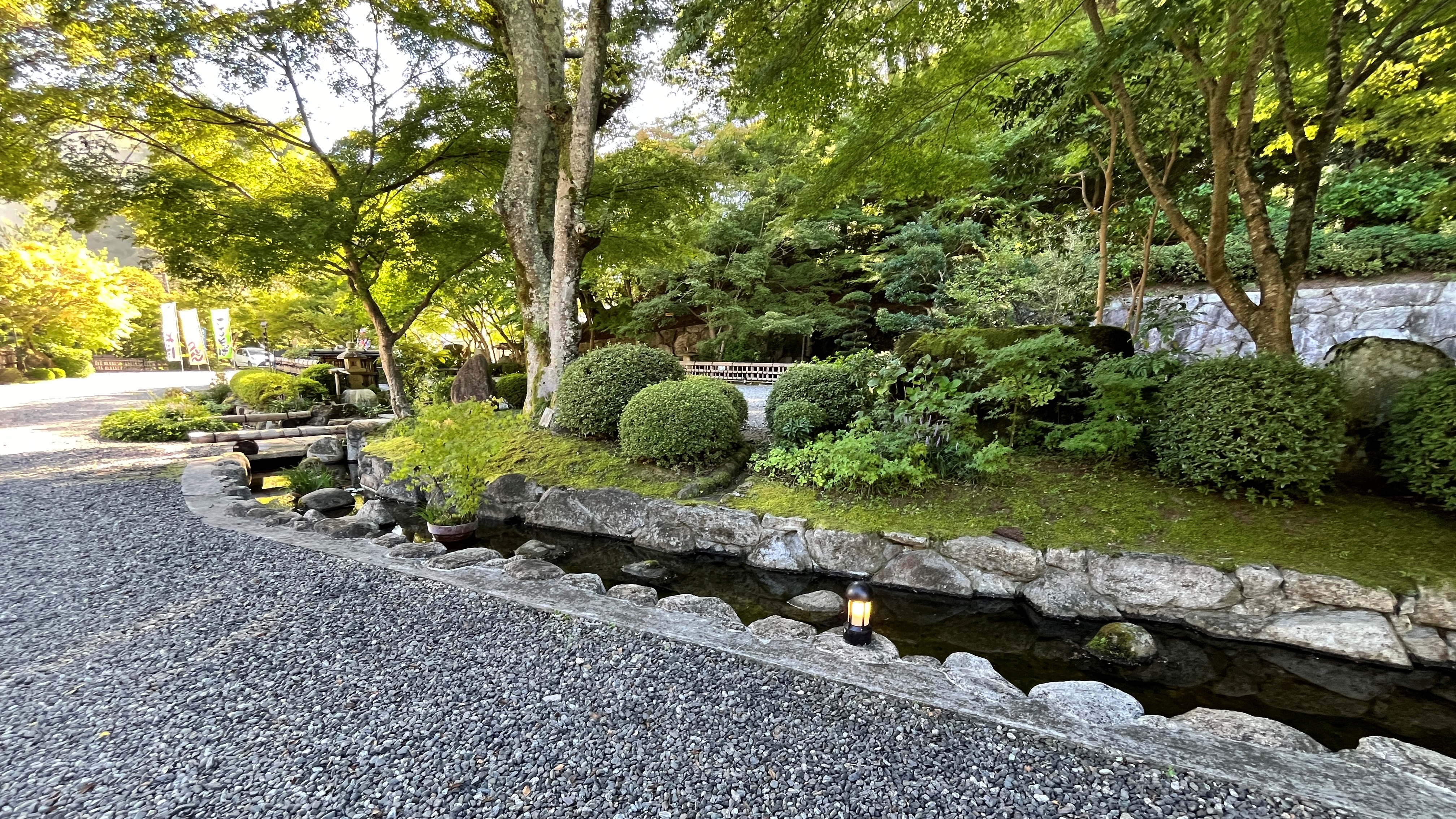 *【庭園】水の流れと緑が織りなす癒しの庭園風景
