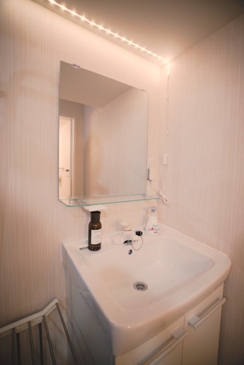 洗面台にはドライヤー、食器用洗剤&スポンジ、ハンドソープ完備...