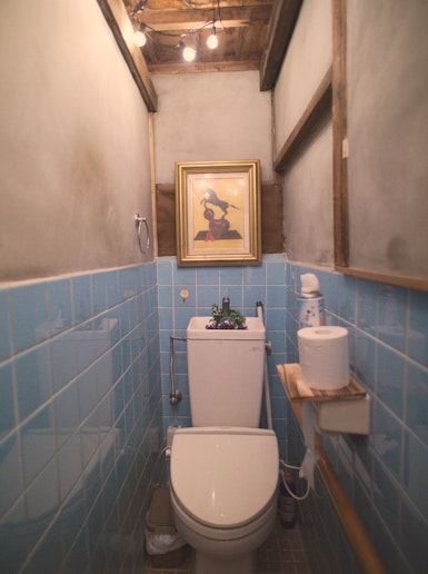 トイレは温便座、ウォシュレットは付いていません