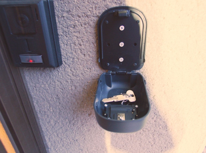 4桁の数字でキーボックスが開きます 当施設のキャンセルポリシーに則り数字をお知らせいたします