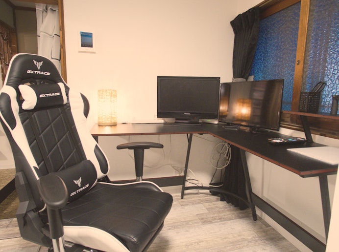 座り心地の良い背もたれ付き椅子とデュアルモニター完備...