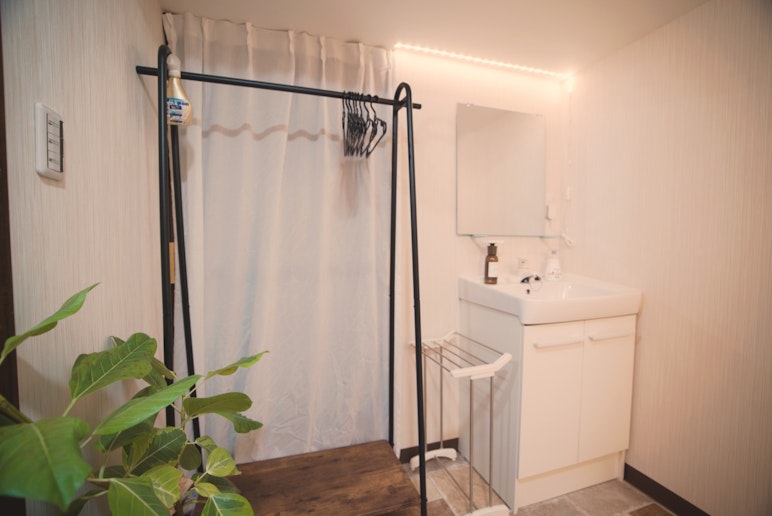 洗面台にはドライヤー、食器用洗剤&スポンジ、ハンドソープ完備...