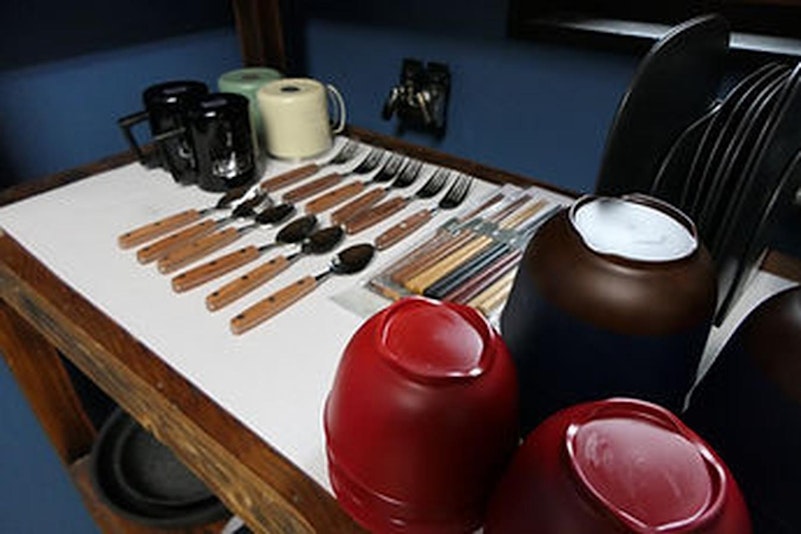 【食器・調理器具】6人分の箸、スプーン、フォークがございます。フライパンや鍋、おたまなど調理器...