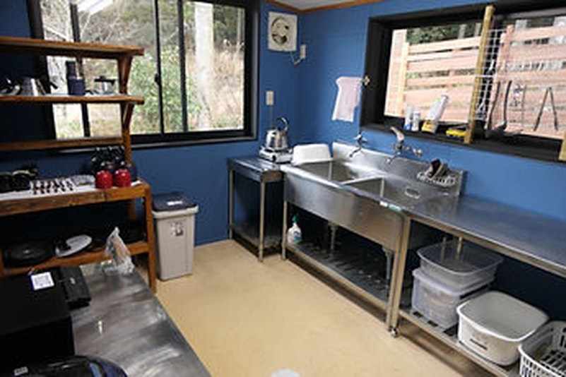 【キッチン】土間キッチンに、冷蔵庫、IHクッキングヒーター、電子レンジ、ケトル、炊飯器、トース...